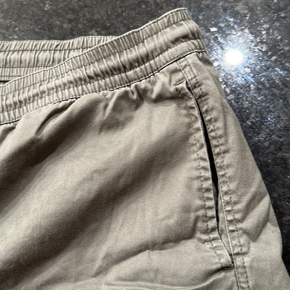 Pull on shorts w pockets - Picture 3 of 4